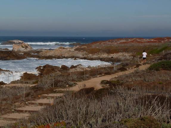 Correndo pela orla de Monterey, no litoral da Califórnia, nos Estados Unidos